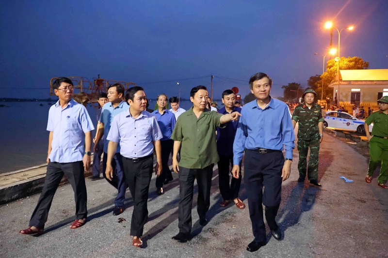 Phó Thủ tướng Trần Hồng Hà kiểm tra phương án thoát lũ sông Hoàng Long (Ninh Bình)