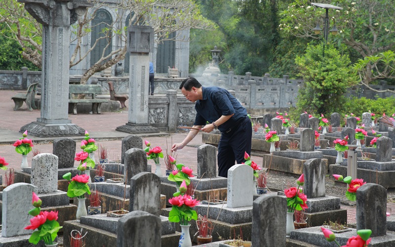 Phó Chủ tịch nước Võ Thị Ánh Xuân, Phó Thủ tướng Trần Hồng Hà dâng hương tri ân các Anh hùng liệt sĩ tại Quảng Trị