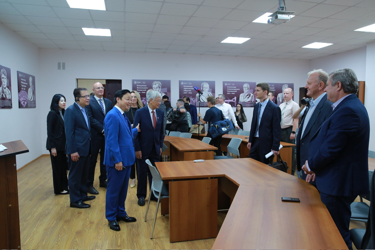 Phó Thủ tướng Trần Hồng Hà thăm Viện Khai thác mỏ (Nga)