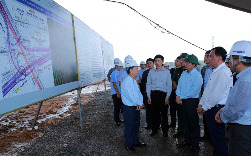 Cung ứng đủ vật liệu bám sát tiến độ công trình giao thông trọng điểm