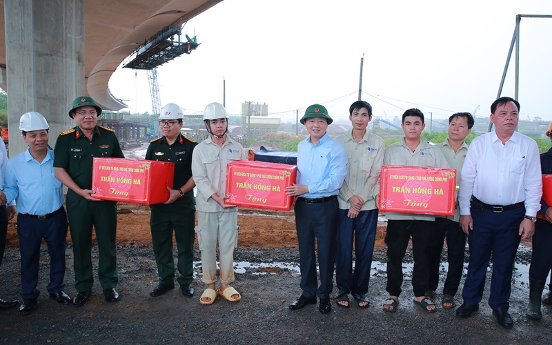 Cung ứng đủ vật liệu bám sát tiến độ công trình giao thông trọng điểm