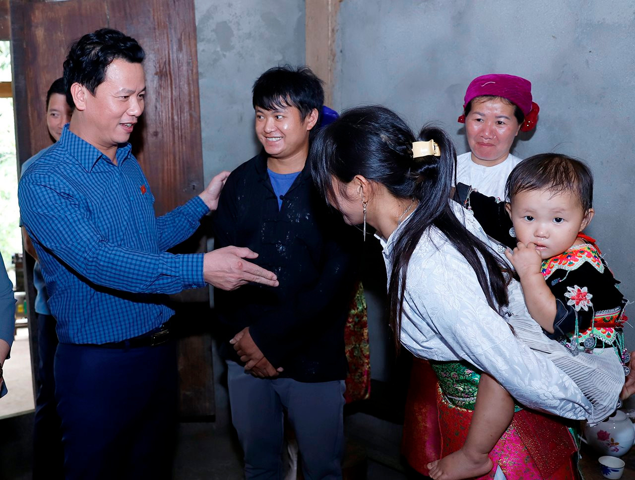 Bộ trưởng Đặng Quốc Khánh thăm, động viên các gia đình đồng bào Hà Giang thực hiện xoá bỏ hủ tục, lạc hậu