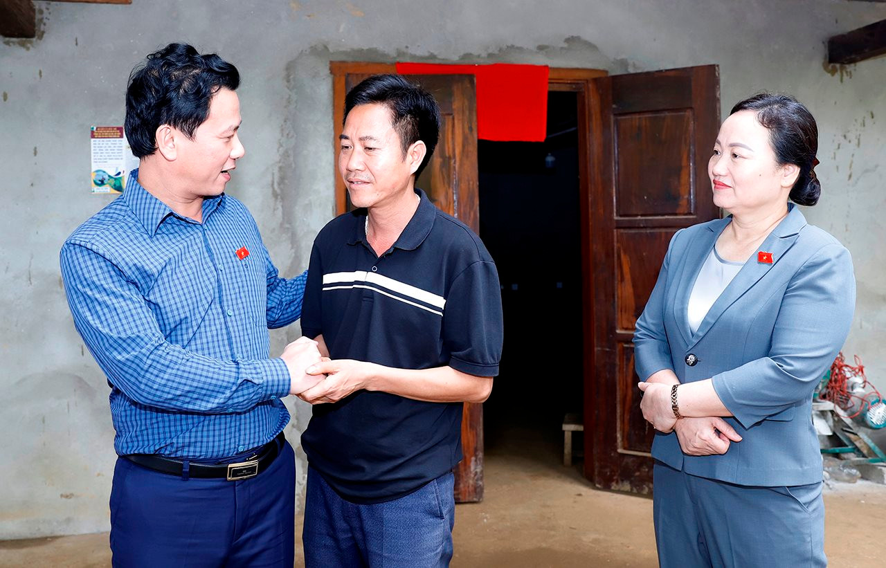 Bộ trưởng Đặng Quốc Khánh thăm, động viên các gia đình đồng bào Hà Giang thực hiện xoá bỏ hủ tục, lạc hậu