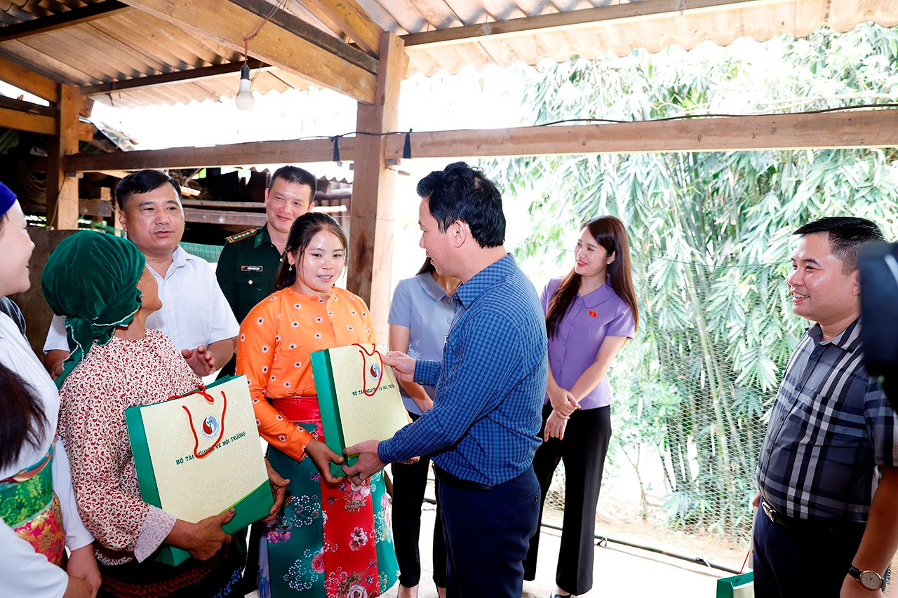 Bộ trưởng Đặng Quốc Khánh thăm, động viên các gia đình đồng bào Hà Giang thực hiện xoá bỏ hủ tục, lạc hậu