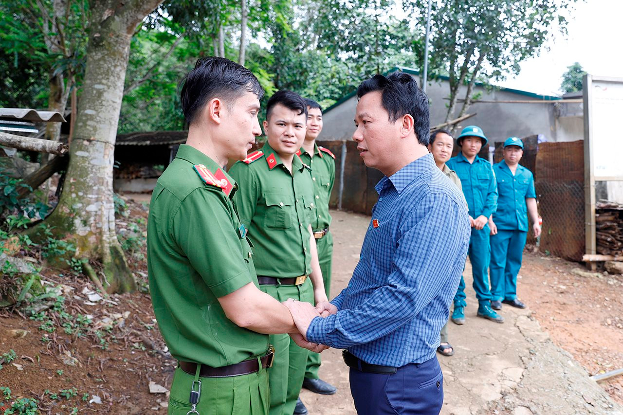 Bộ trưởng Đặng Quốc Khánh thăm, động viên các gia đình đồng bào Hà Giang thực hiện xoá bỏ hủ tục, lạc hậu