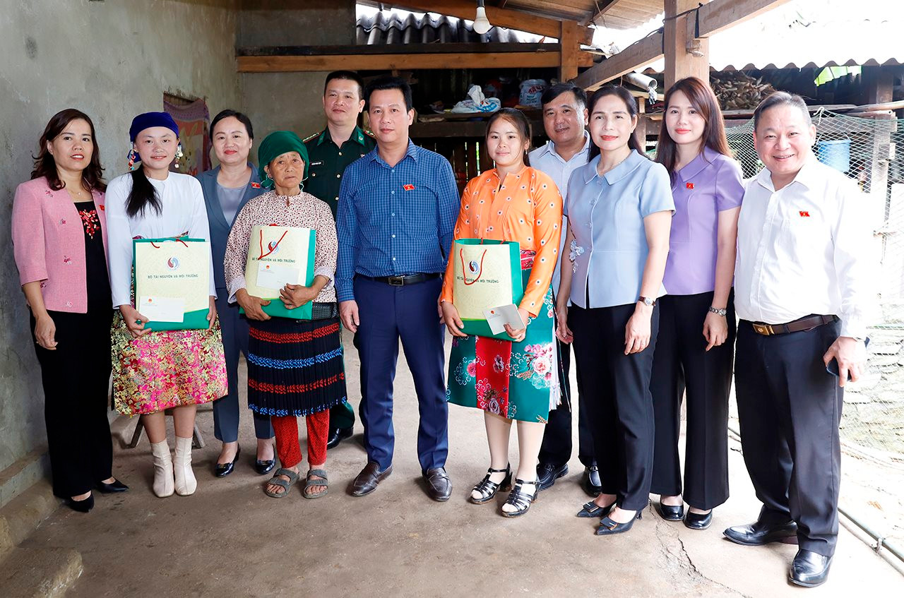 Bộ trưởng Đặng Quốc Khánh thăm, động viên các gia đình đồng bào Hà Giang thực hiện xoá bỏ hủ tục, lạc hậu