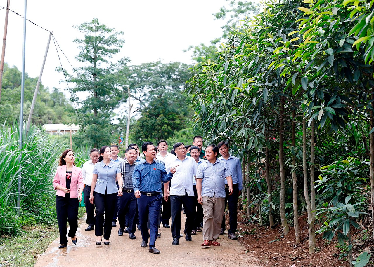 Bộ trưởng Đặng Quốc Khánh thăm, động viên các gia đình đồng bào Hà Giang thực hiện xoá bỏ hủ tục, lạc hậu