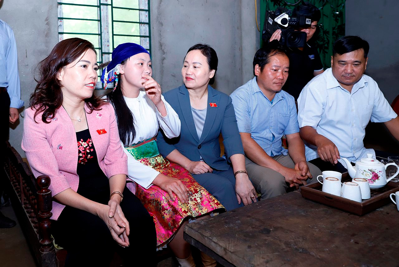 Bộ trưởng Đặng Quốc Khánh thăm, động viên các gia đình đồng bào Hà Giang thực hiện xoá bỏ hủ tục, lạc hậu