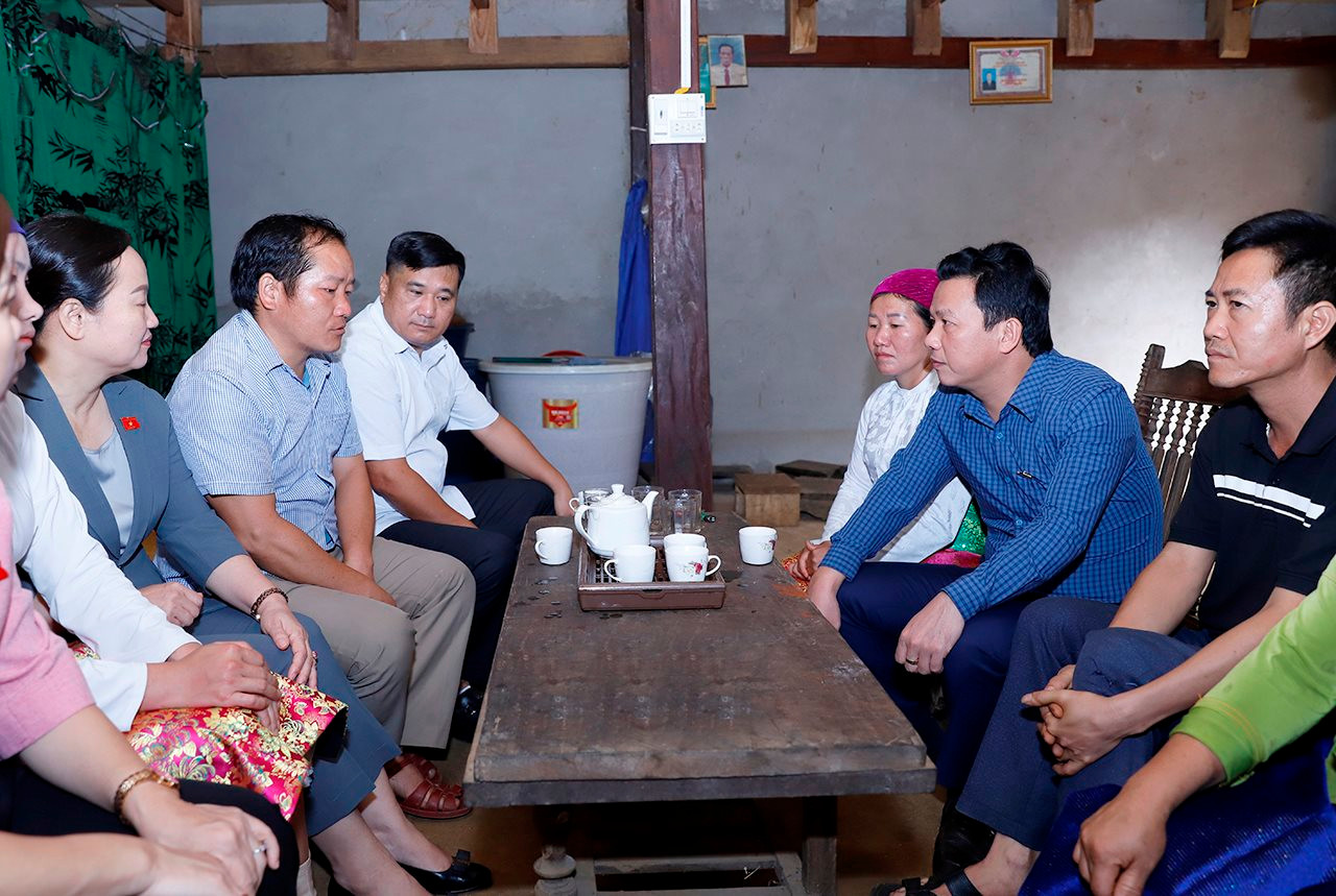 Bộ trưởng Đặng Quốc Khánh thăm, động viên các gia đình đồng bào Hà Giang thực hiện xoá bỏ hủ tục, lạc hậu