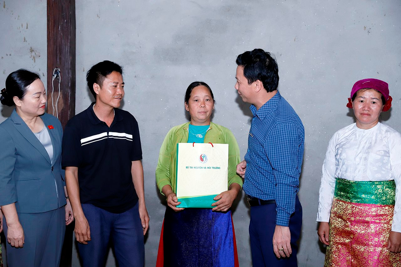 Bộ trưởng Đặng Quốc Khánh thăm, động viên các gia đình đồng bào Hà Giang thực hiện xoá bỏ hủ tục, lạc hậu
