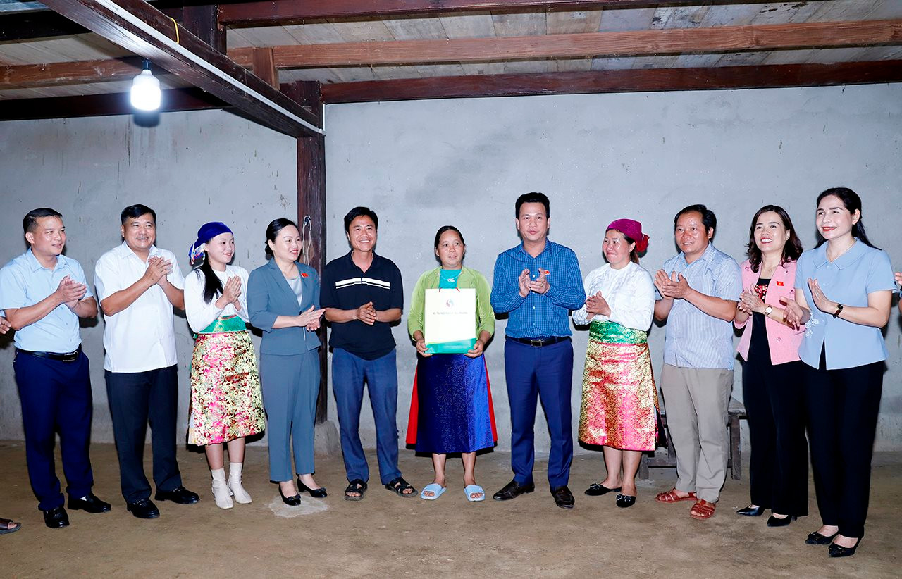 Bộ trưởng Đặng Quốc Khánh thăm, động viên các gia đình đồng bào Hà Giang thực hiện xoá bỏ hủ tục, lạc hậu