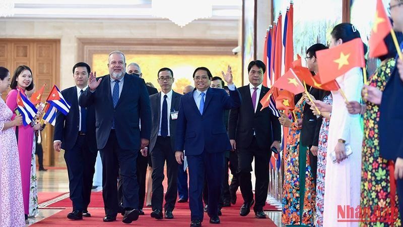 Thủ tướng nước Cộng hòa Cuba Manuel Marrero Cruz đón nhận Huân chương Hồ Chí Minh