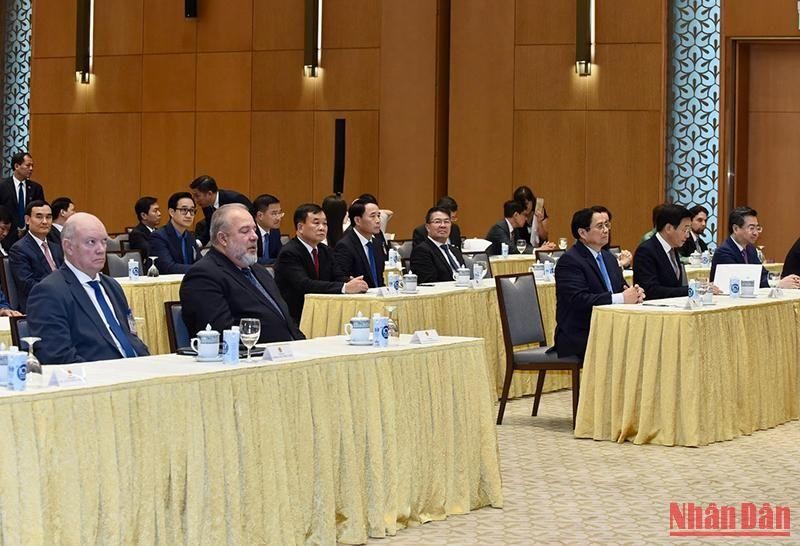 Thủ tướng nước Cộng hòa Cuba Manuel Marrero Cruz đón nhận Huân chương Hồ Chí Minh