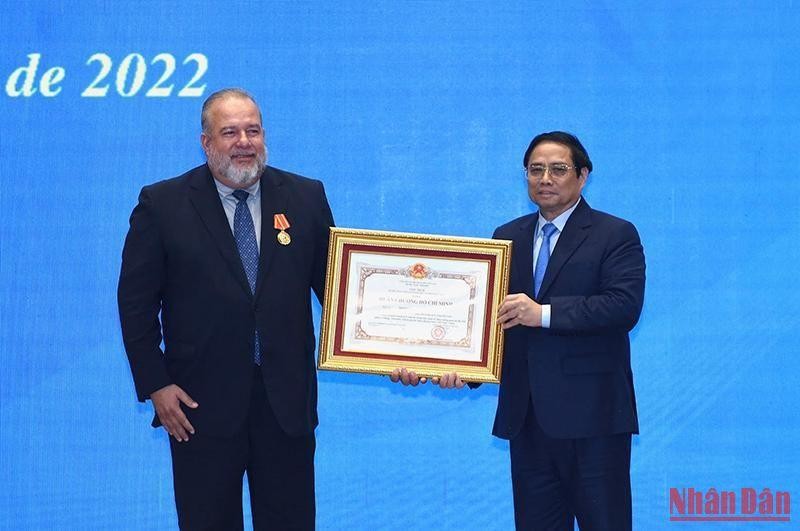 Thủ tướng nước Cộng hòa Cuba Manuel Marrero Cruz đón nhận Huân chương Hồ Chí Minh
