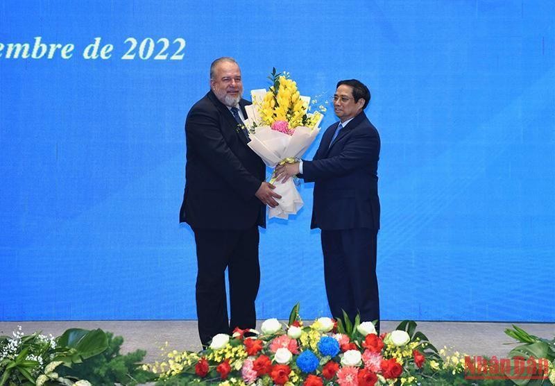 Thủ tướng nước Cộng hòa Cuba Manuel Marrero Cruz đón nhận Huân chương Hồ Chí Minh