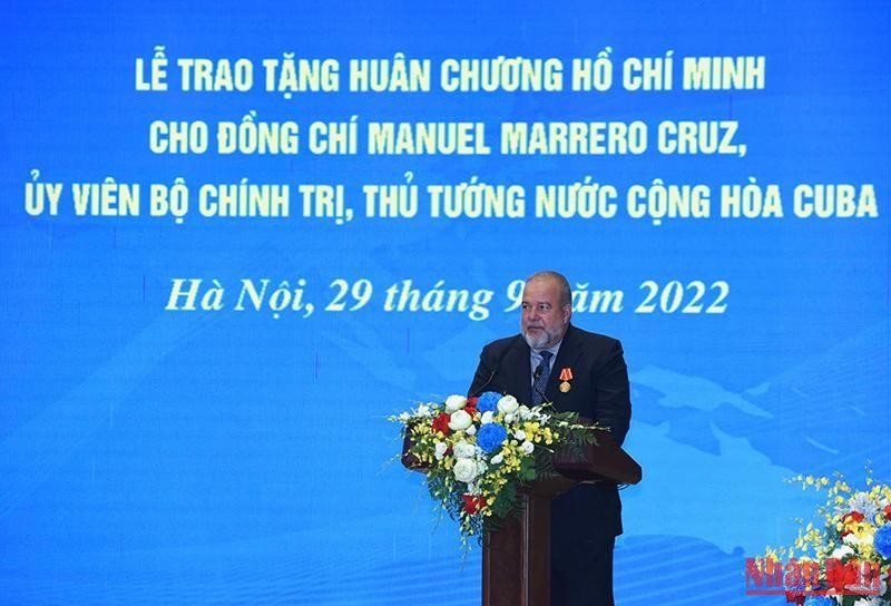 Thủ tướng nước Cộng hòa Cuba Manuel Marrero Cruz đón nhận Huân chương Hồ Chí Minh