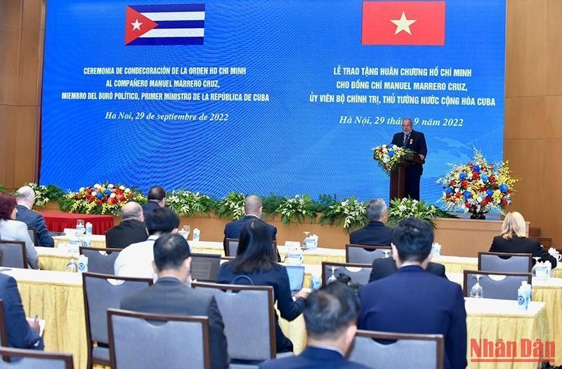 Thủ tướng nước Cộng hòa Cuba Manuel Marrero Cruz đón nhận Huân chương Hồ Chí Minh