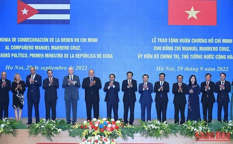 Thủ tướng nước Cộng hòa Cuba Manuel Marrero Cruz đón nhận Huân chương Hồ Chí Minh