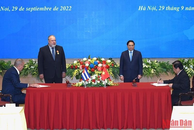 Thủ tướng nước Cộng hòa Cuba Manuel Marrero Cruz đón nhận Huân chương Hồ Chí Minh