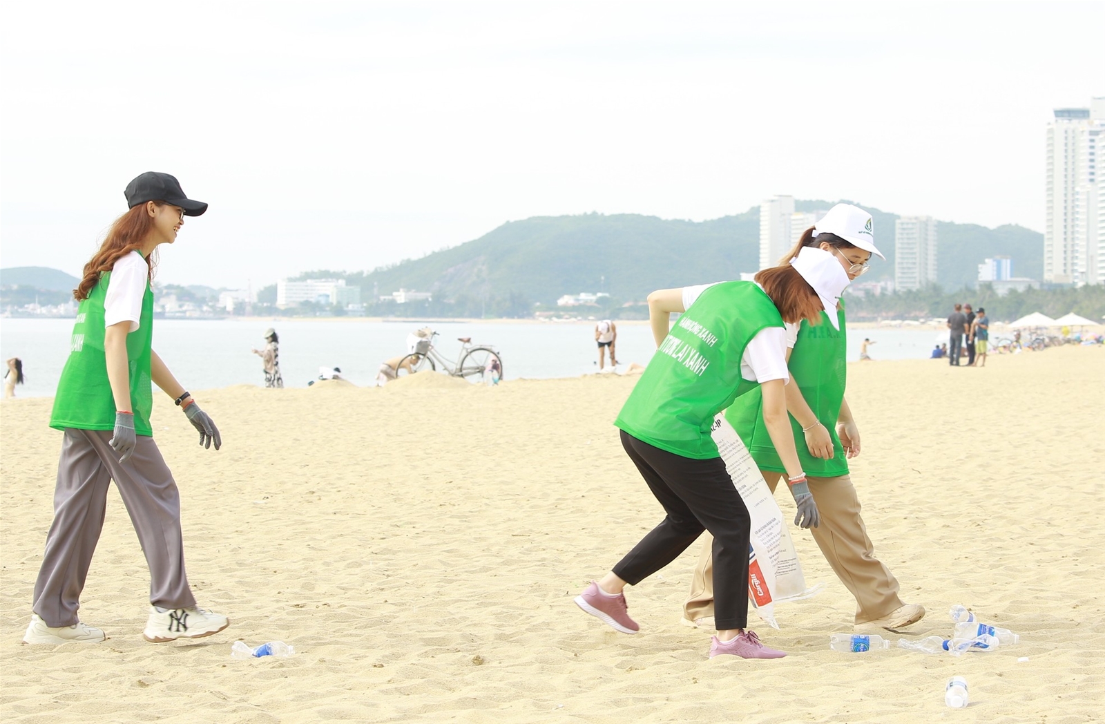 Hàng trăm bạn trẻ Khánh Hòa nhặt rác trên biển