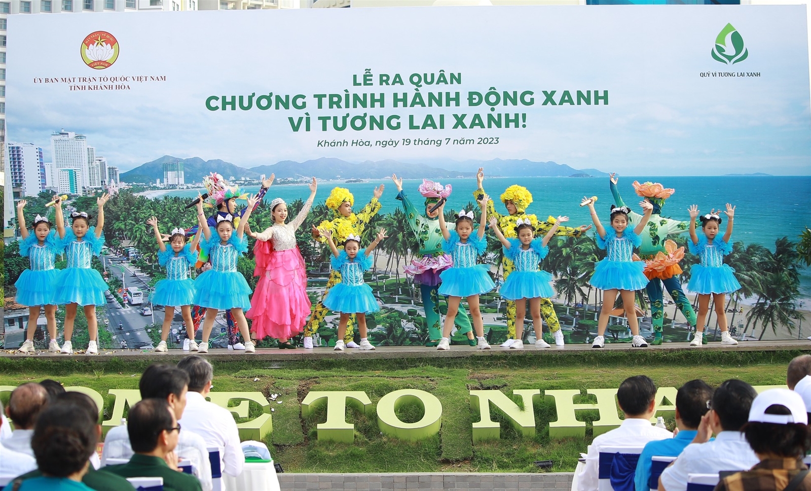 Hàng trăm bạn trẻ Khánh Hòa nhặt rác trên biển