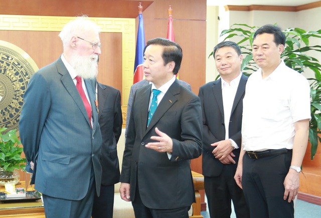 Phó Thủ tướng Trần Hồng Hà trao tặng Huân chương Hữu nghị cho TS. Michael Parsons