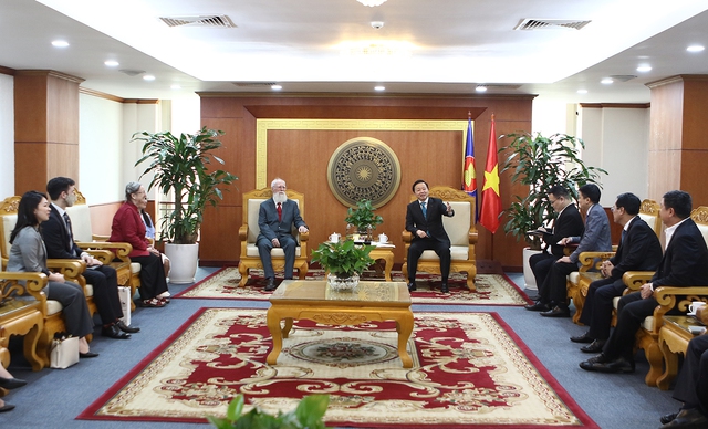 Phó Thủ tướng Trần Hồng Hà trao tặng Huân chương Hữu nghị cho TS. Michael Parsons