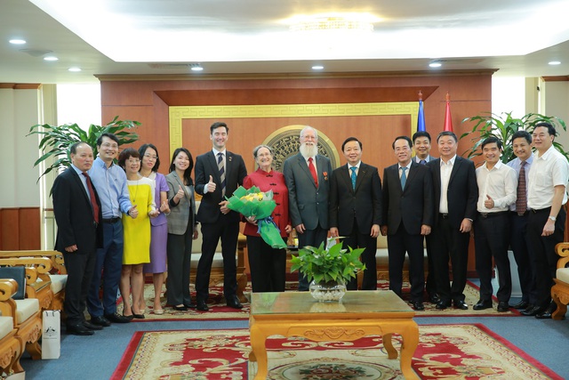 Phó Thủ tướng Trần Hồng Hà trao tặng Huân chương Hữu nghị cho TS. Michael Parsons