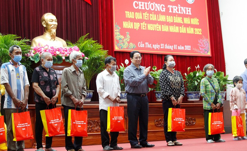 Thủ tướng thăm hỏi, tặng quà Tết cho người dân ở Cần Thơ