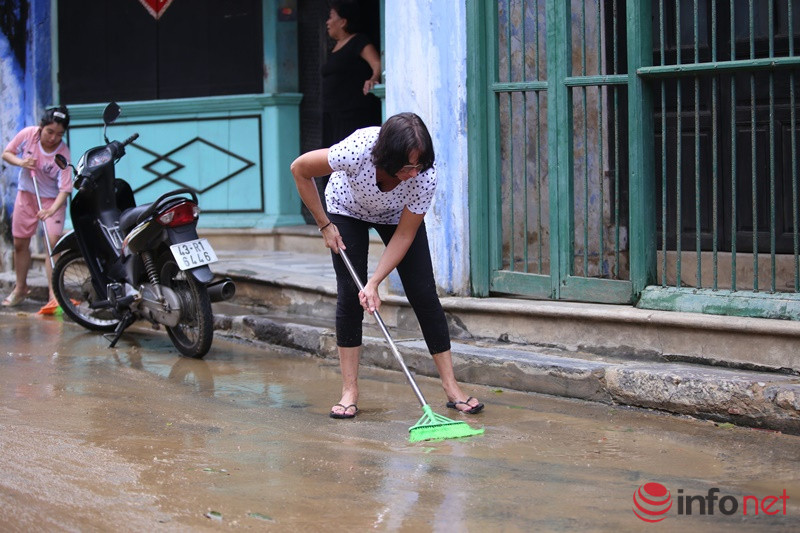 Du khách cùng người dân Hội An xắn tay dọn bùn, rác ngay khi lũ rút