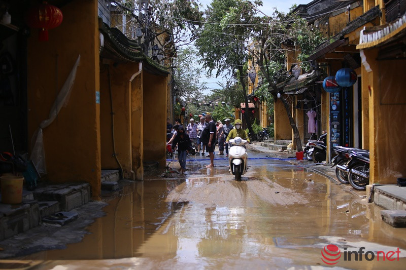 Du khách cùng người dân Hội An xắn tay dọn bùn, rác ngay khi lũ rút