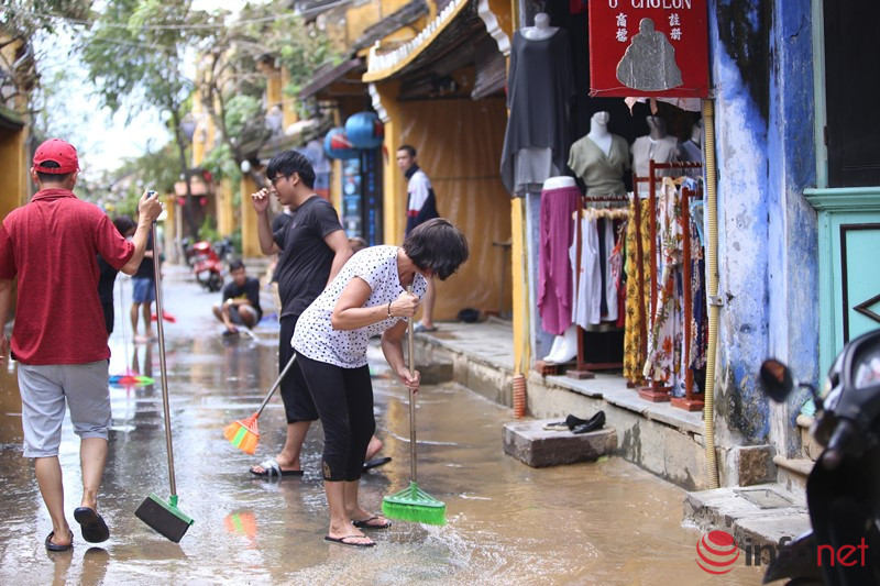 Du khách cùng người dân Hội An xắn tay dọn bùn, rác ngay khi lũ rút