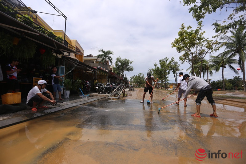 Du khách cùng người dân Hội An xắn tay dọn bùn, rác ngay khi lũ rút