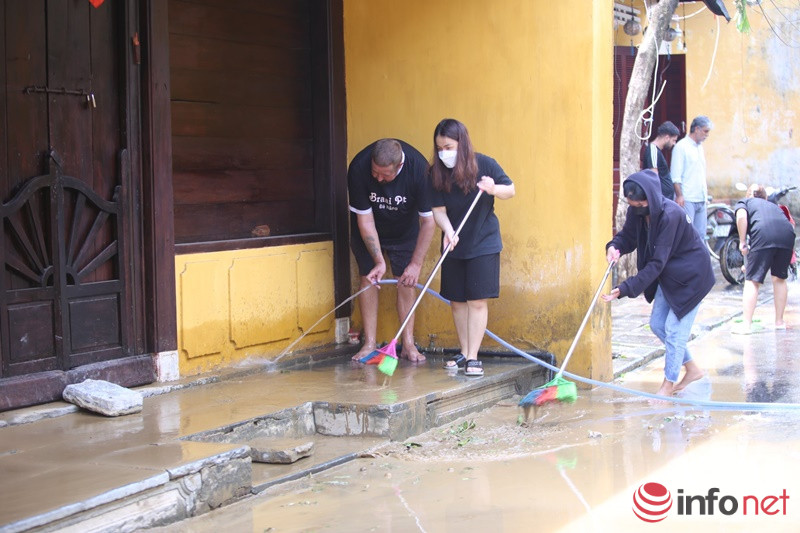 Du khách cùng người dân Hội An xắn tay dọn bùn, rác ngay khi lũ rút