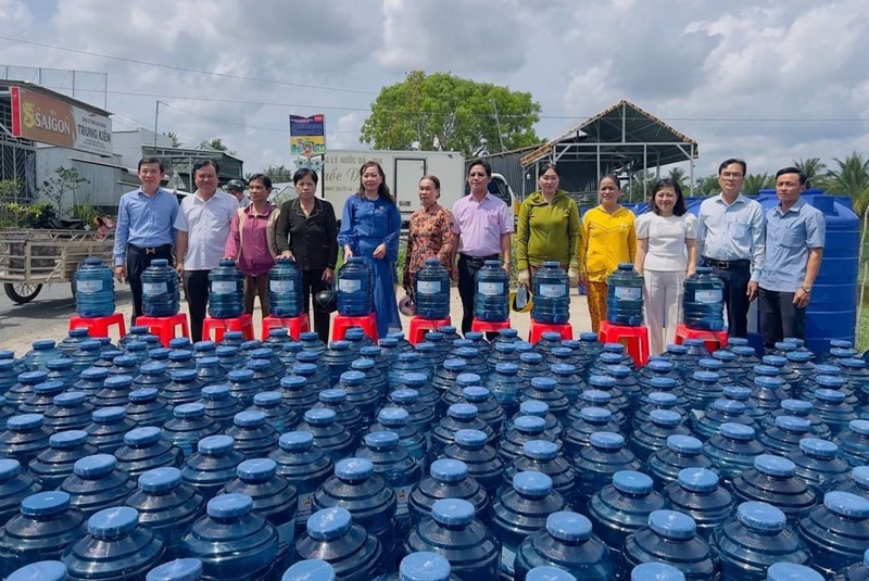 Hội Doanh nhân trẻ Việt Nam tặng nước giúp bà con vùng hạn mặn ĐBSCL