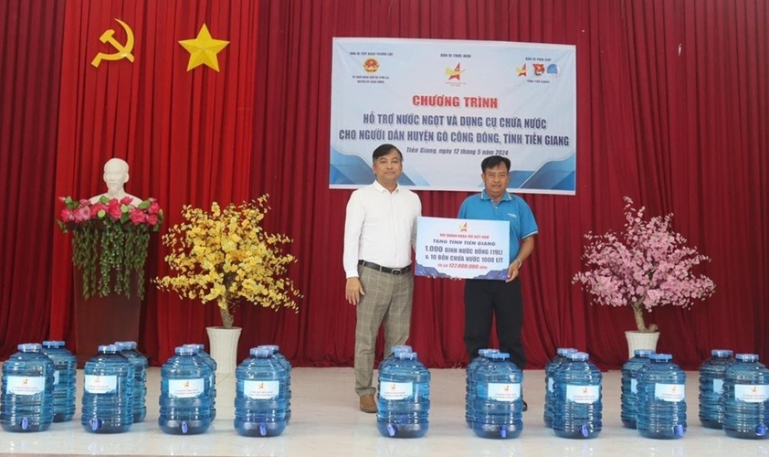 Hội Doanh nhân trẻ Việt Nam tặng nước giúp bà con vùng hạn mặn ĐBSCL