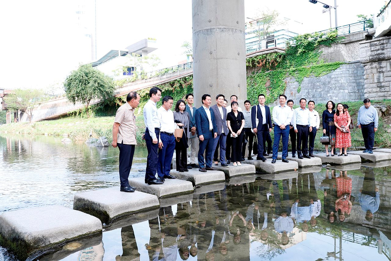 Bộ trưởng Đặng Quốc Khánh thăm mô hình 