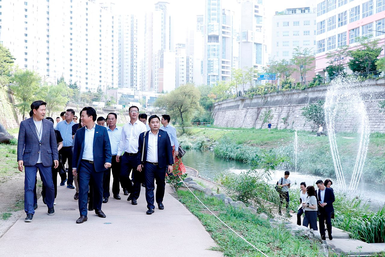 Bộ trưởng Đặng Quốc Khánh thăm mô hình 