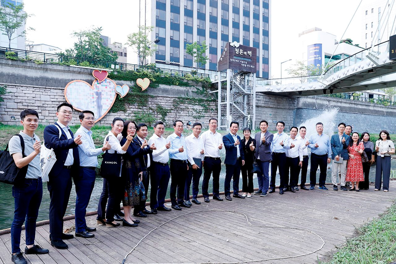 Bộ trưởng Đặng Quốc Khánh thăm mô hình 