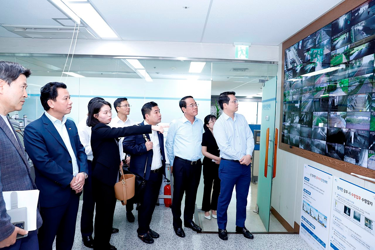 Bộ trưởng Đặng Quốc Khánh thăm mô hình 