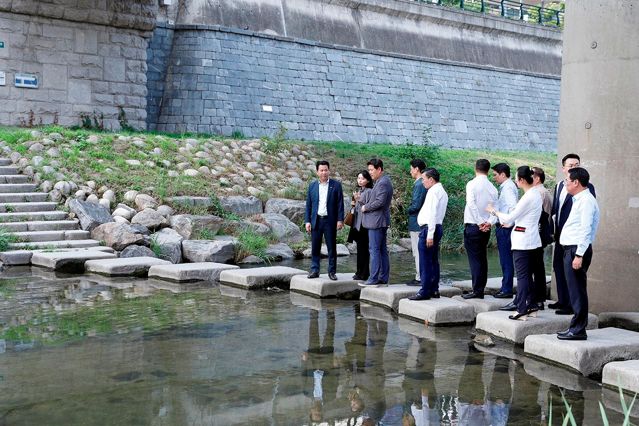 Bộ trưởng Đặng Quốc Khánh thăm mô hình 