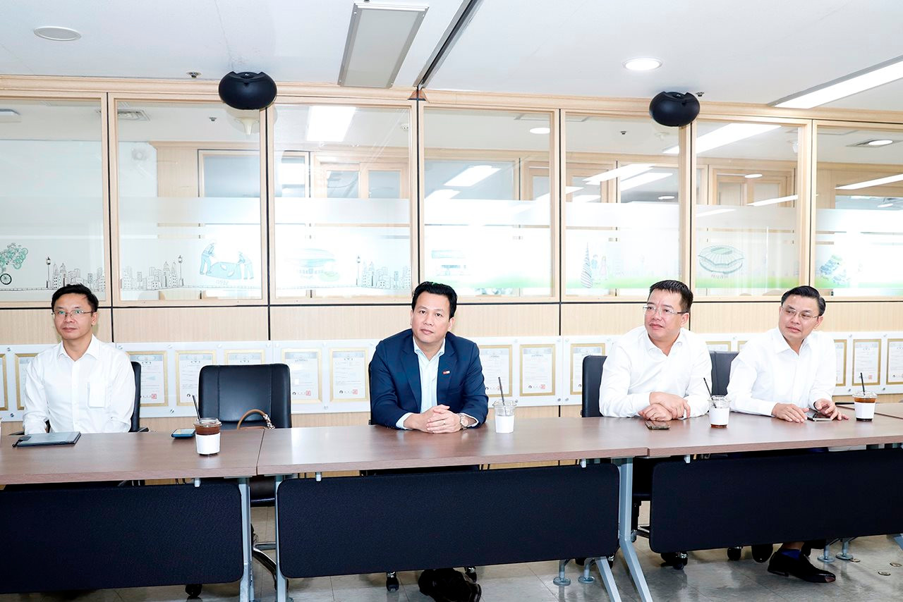 Bộ trưởng Đặng Quốc Khánh thăm mô hình 