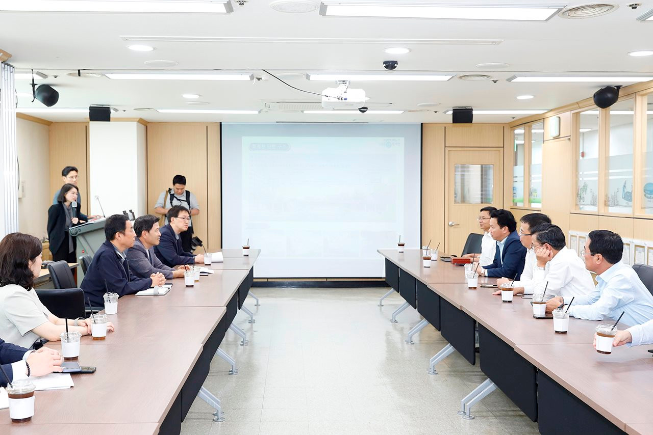 Bộ trưởng Đặng Quốc Khánh thăm mô hình 