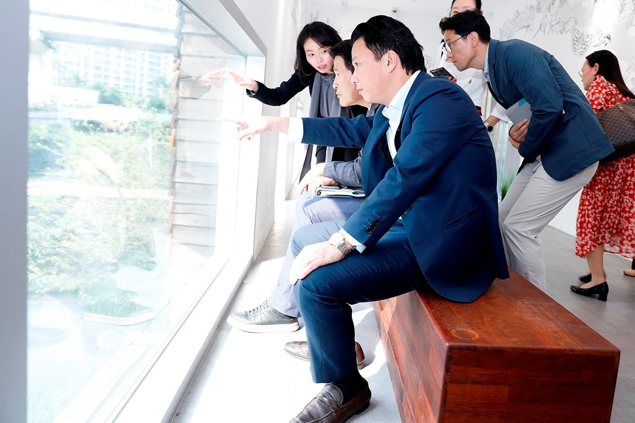 Bộ trưởng Đặng Quốc Khánh thăm mô hình 