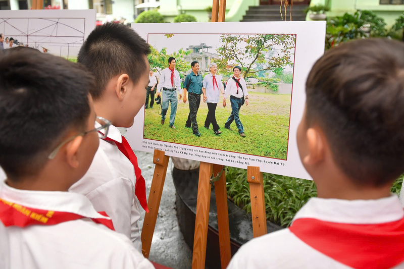 Triển lãm ảnh “Tổng Bí thư Nguyễn Phú Trọng” là “điểm đến” đặc biệt của giáo viên, học sinh