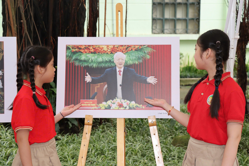 Triển lãm ảnh “Tổng Bí thư Nguyễn Phú Trọng” là “điểm đến” đặc biệt của giáo viên, học sinh