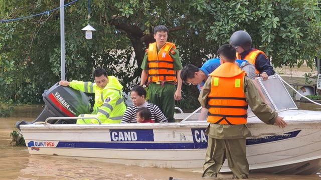 Miền Trung gồng mình vượt qua mưa lũ 