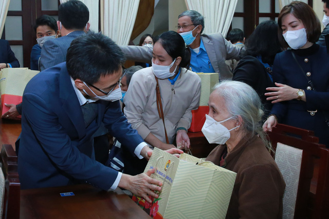 Phó Thủ tướng Vũ Đức Đam thăm, chúc Tết người nghèo, lao động khó khăn