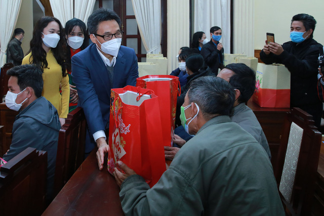 Phó Thủ tướng Vũ Đức Đam thăm, chúc Tết người nghèo, lao động khó khăn