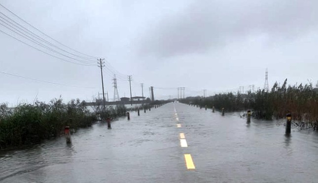 Mưa rất lớn, đường vào khu du lịch Laguna, tuyến QL 49B tái diễn sạt lở nặng